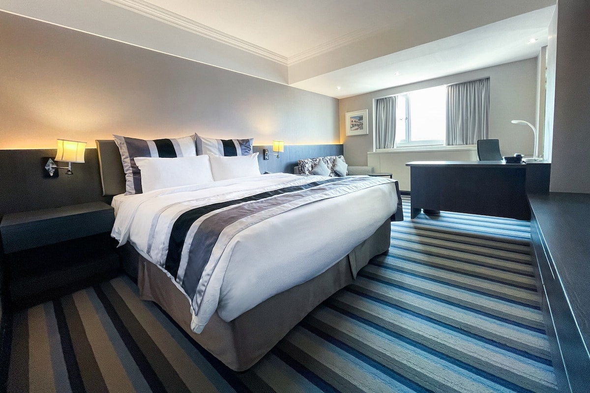 Caja de seguridad en la habitación y escritorio