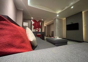 Caja de seguridad en la habitación y escritorio 