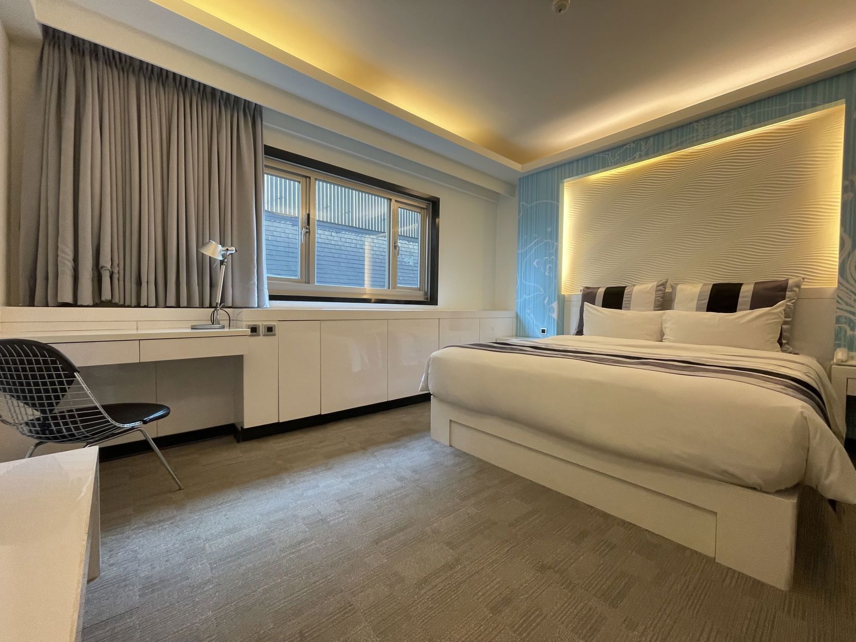 Caja de seguridad en la habitación y escritorio 