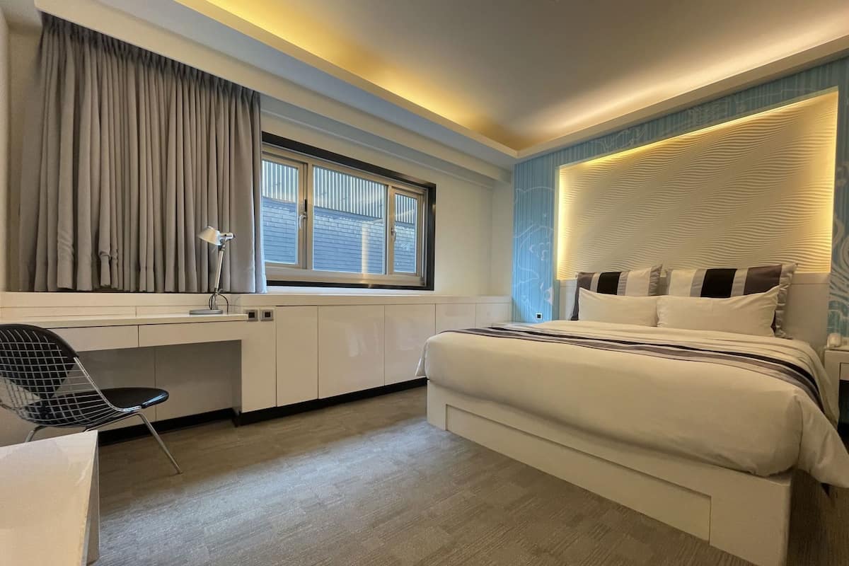 Caja de seguridad en la habitación y escritorio