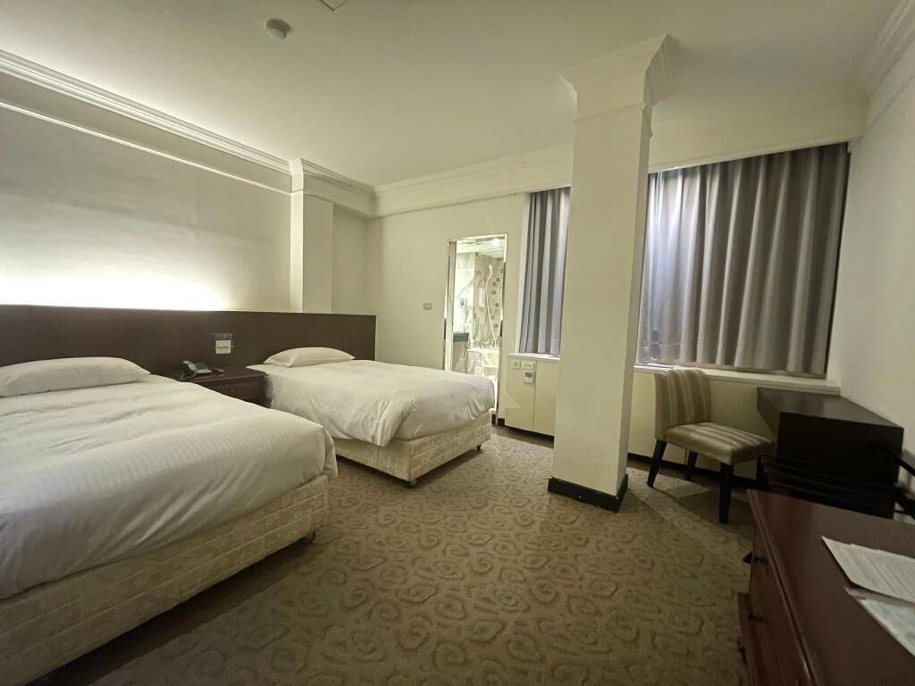 Caja de seguridad en la habitación y escritorio 