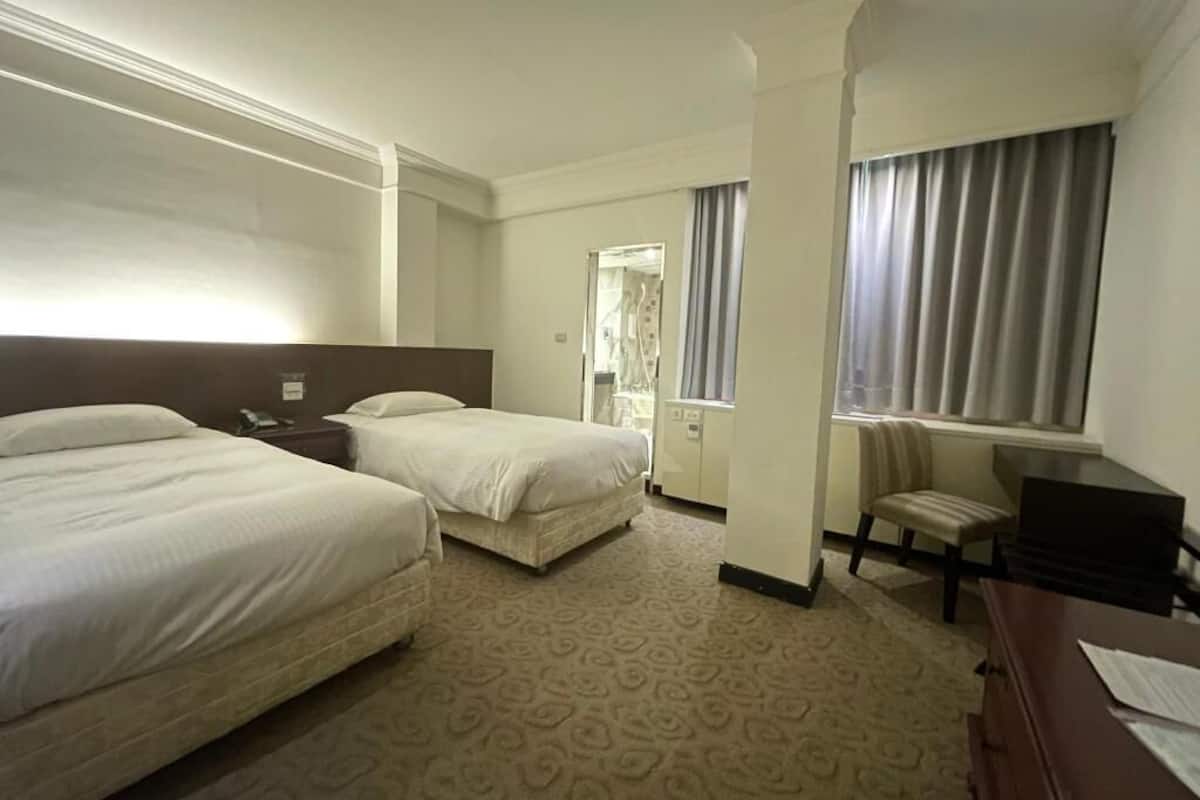 Caja de seguridad en la habitación y escritorio