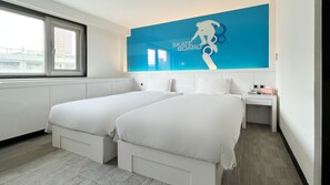 Habitación superior con 2 camas individuales | 1 dormitorio, caja fuerte, escritorio