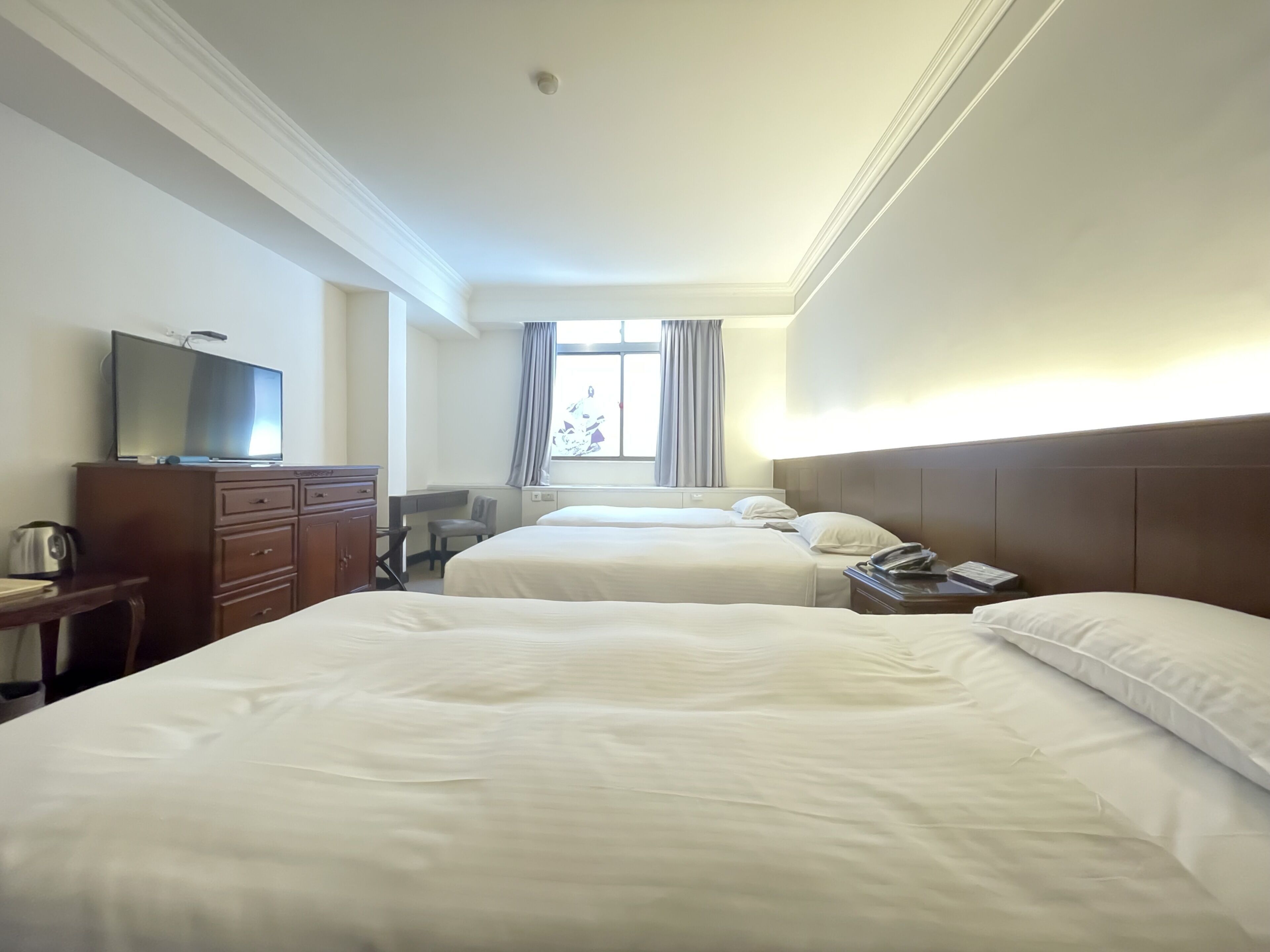 Caja de seguridad en la habitación y escritorio 