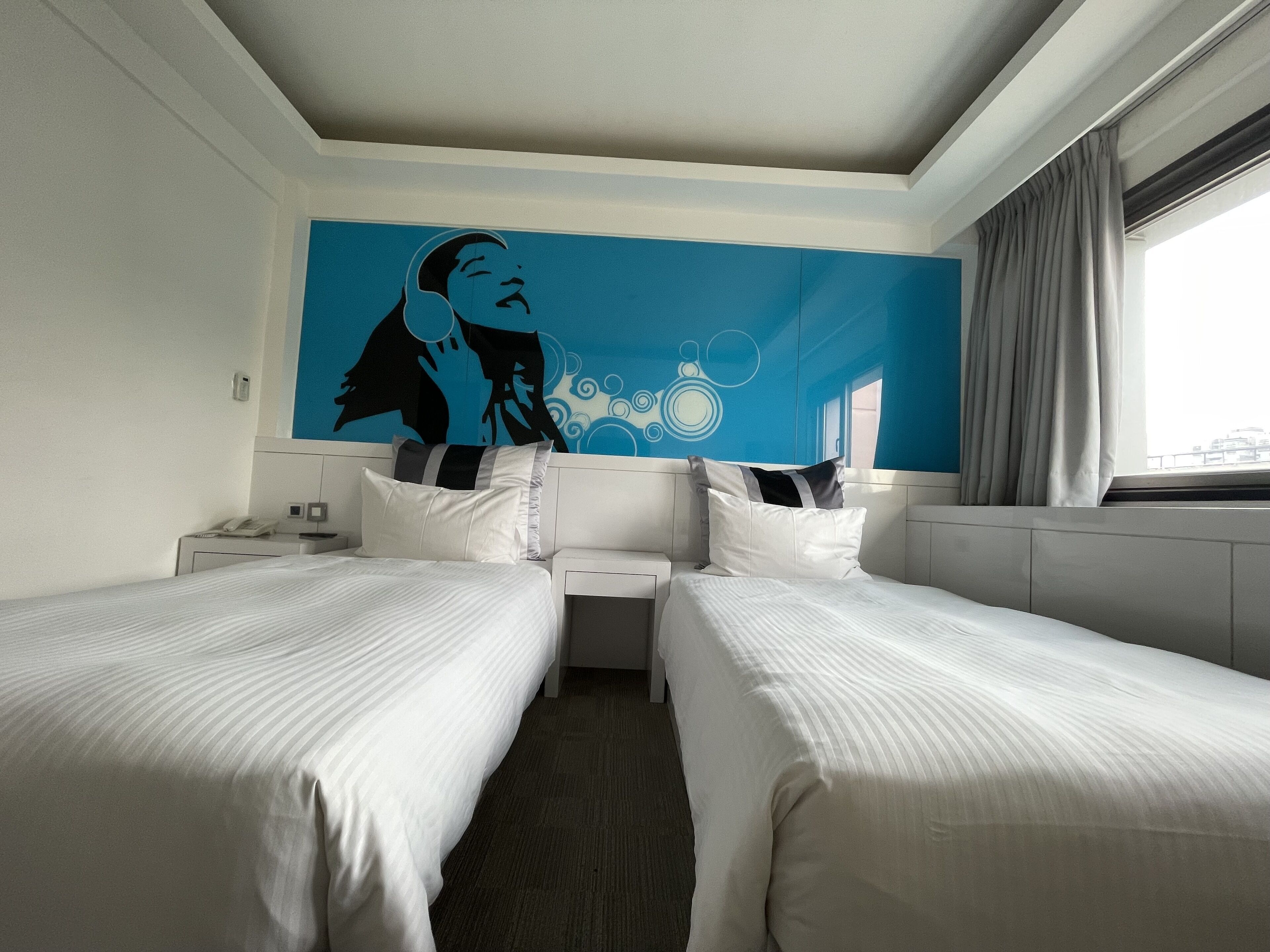 Caja de seguridad en la habitación y escritorio 