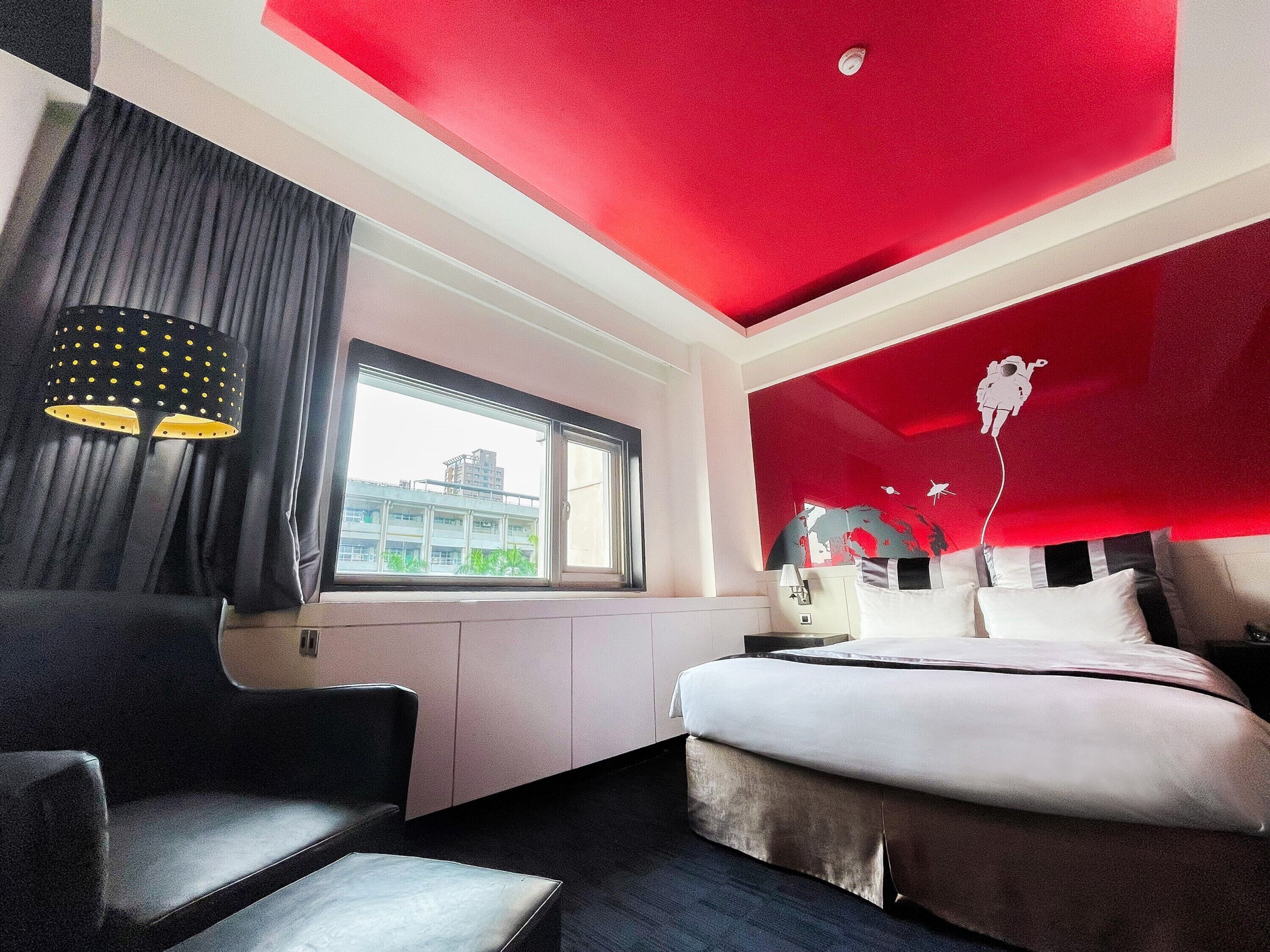 Caja de seguridad en la habitación y escritorio 