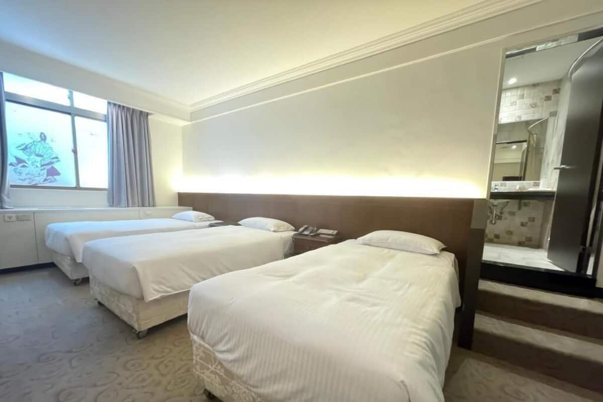 Caja de seguridad en la habitación y escritorio