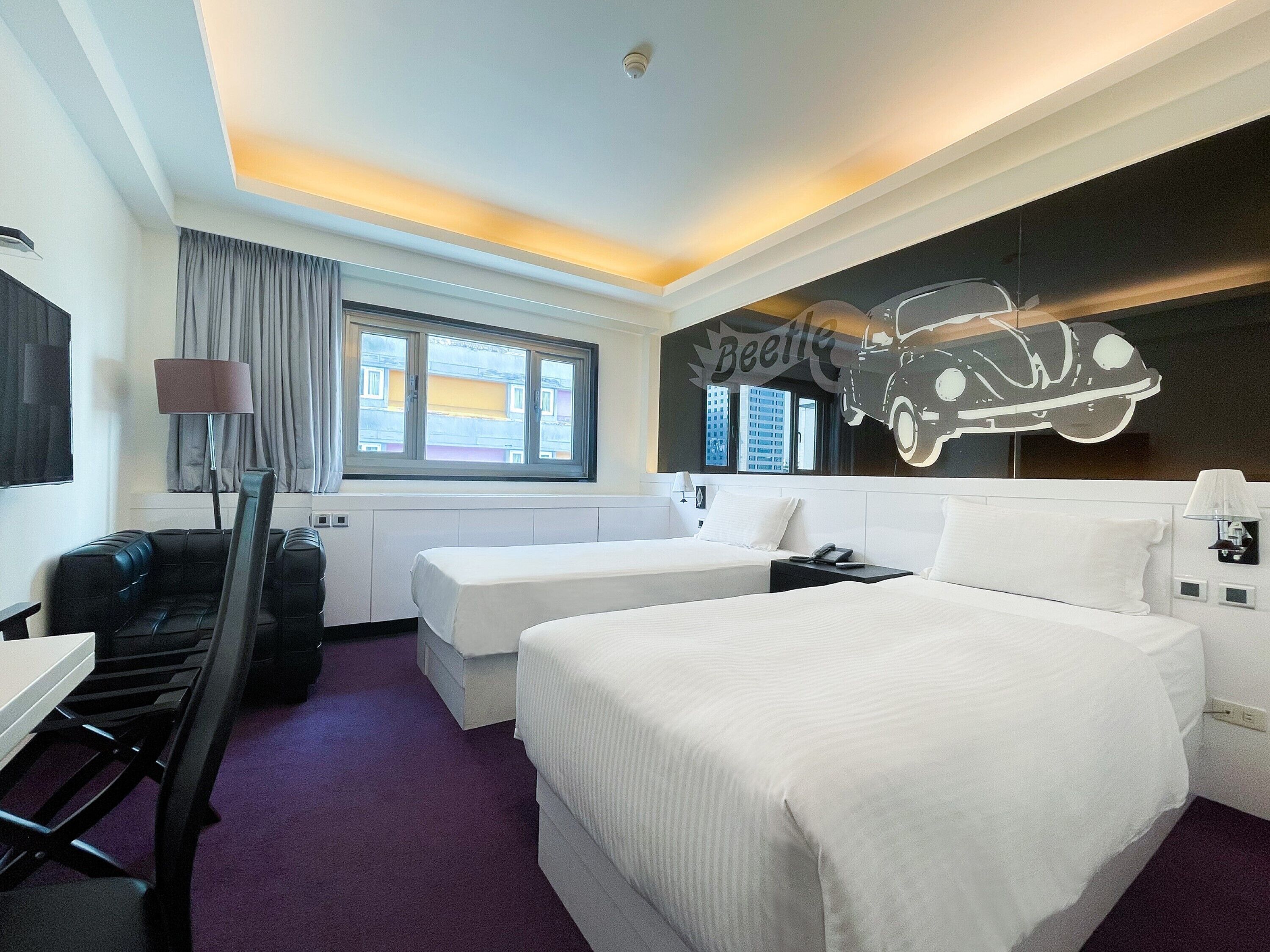 Caja de seguridad en la habitación y escritorio 