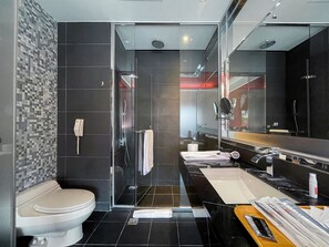 Standard Double Room | Bathroom | Hair dryer, bidet, towels, shampoo - Guide Hotel Kaohsiung Liuhe (Kaohsiung)
