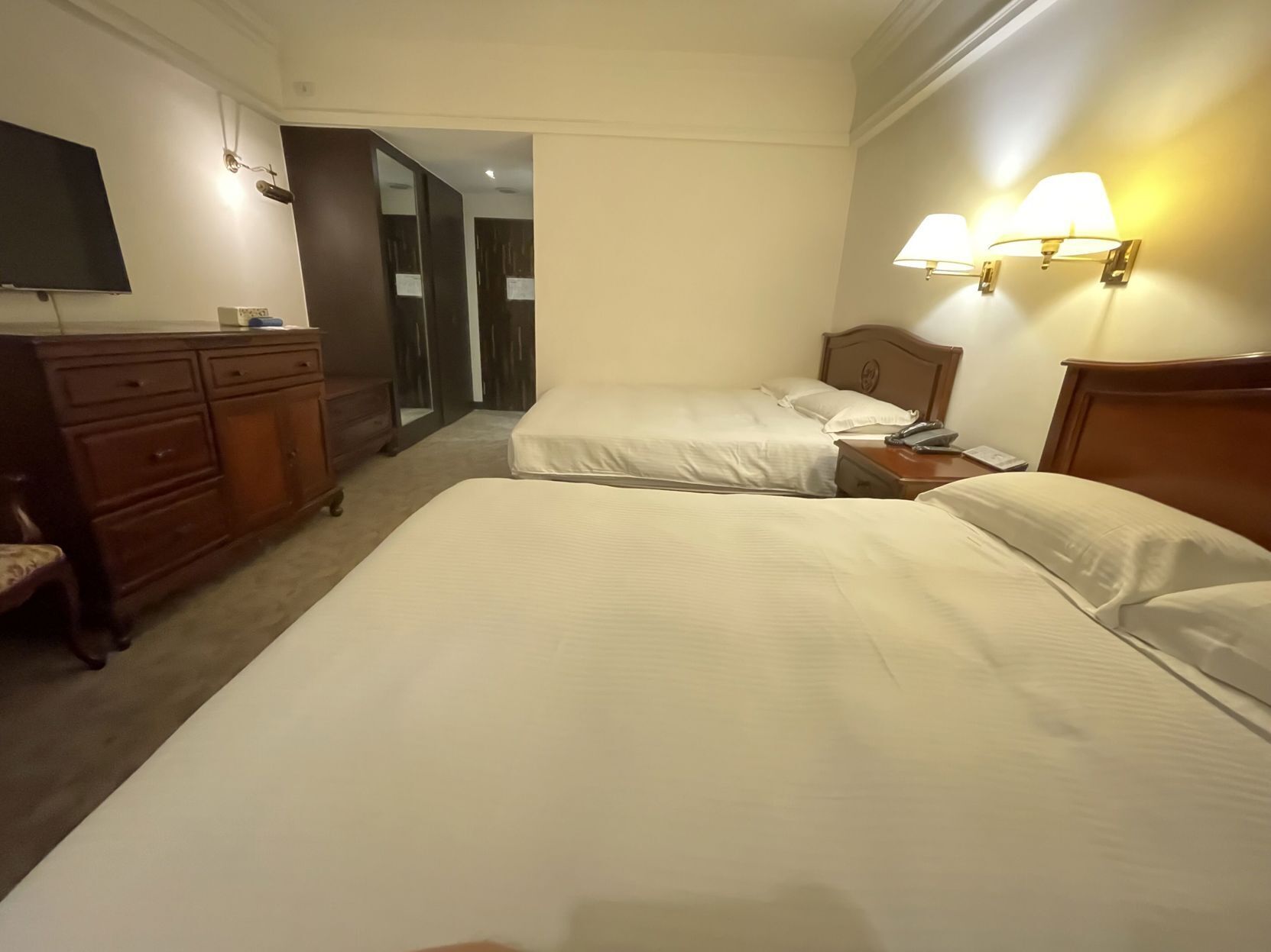 Caja de seguridad en la habitación y escritorio 