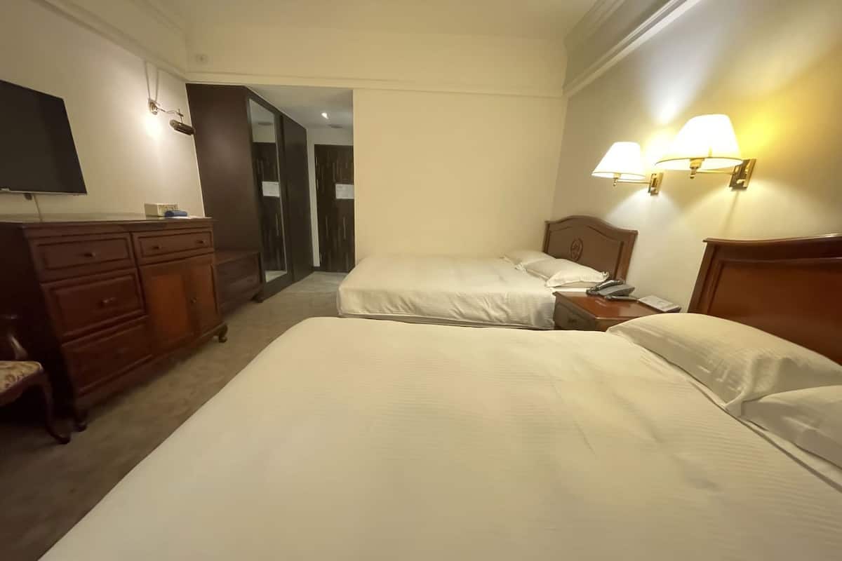 Caja de seguridad en la habitación y escritorio