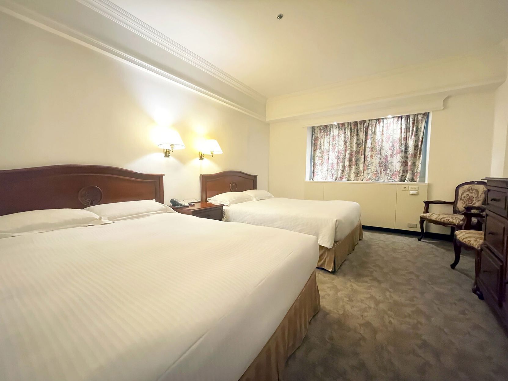 Caja de seguridad en la habitación y escritorio 