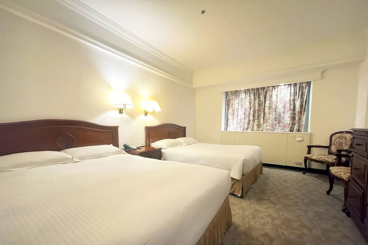 Caja de seguridad en la habitación y escritorio