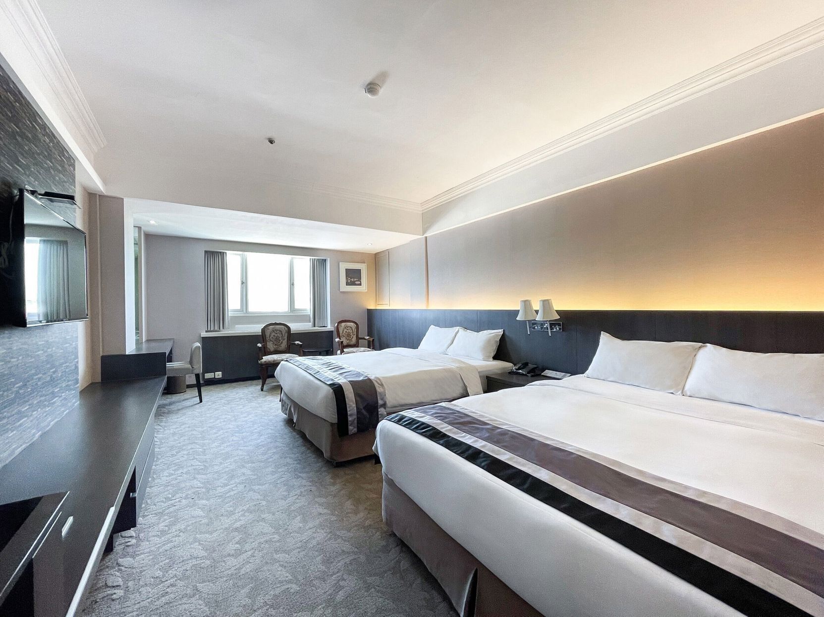 Caja de seguridad en la habitación y escritorio 