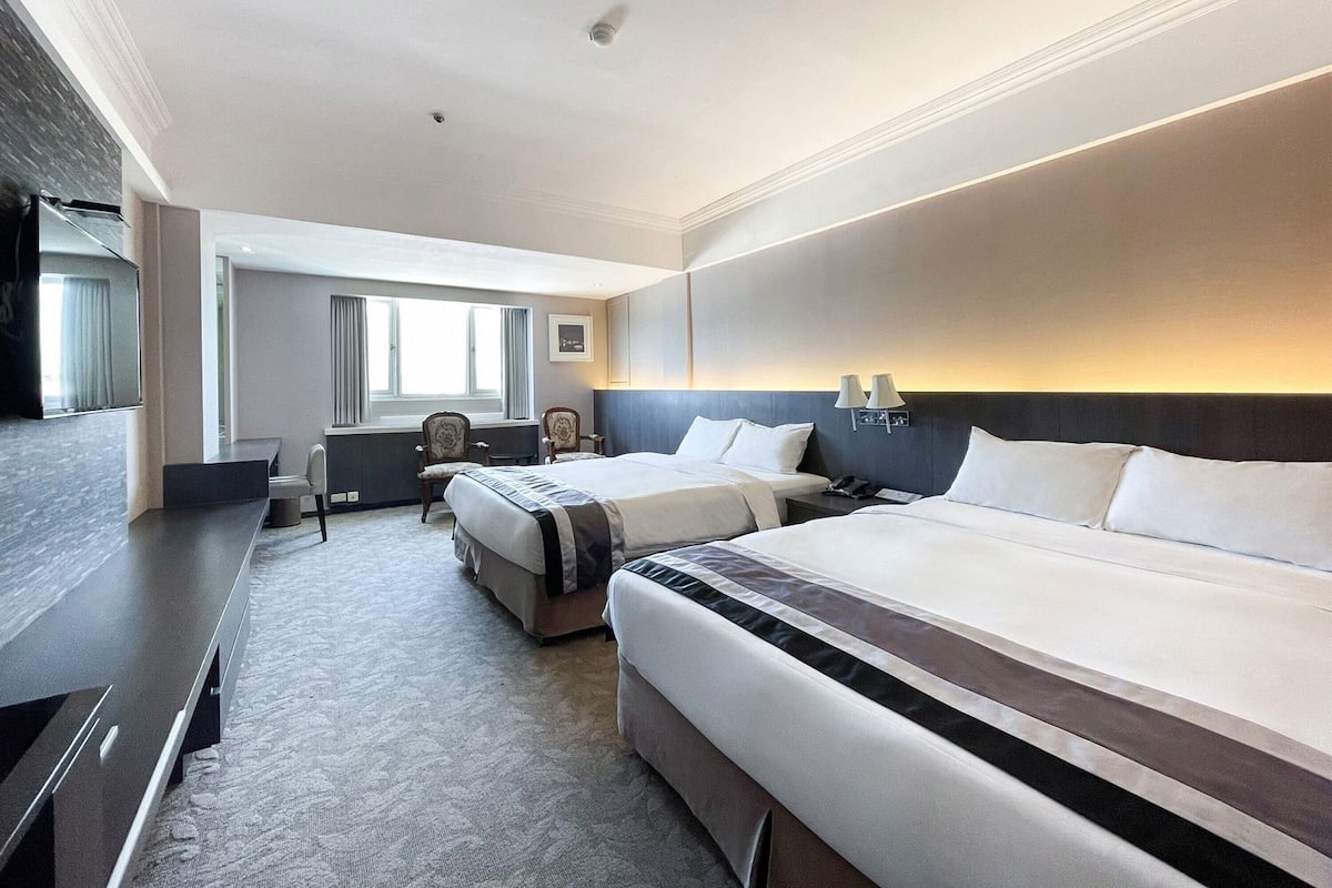 Caja de seguridad en la habitación y escritorio