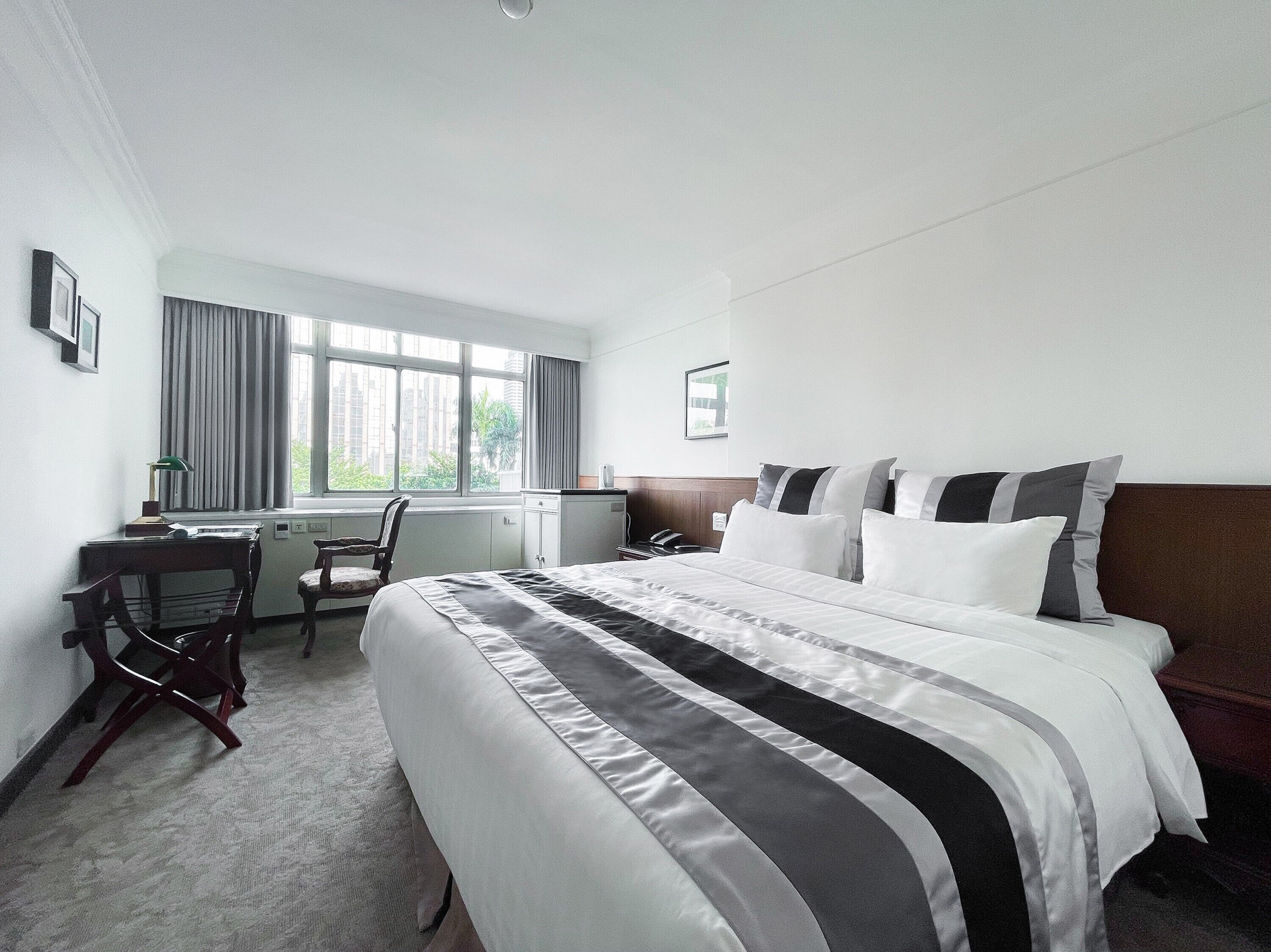 Caja de seguridad en la habitación y escritorio 