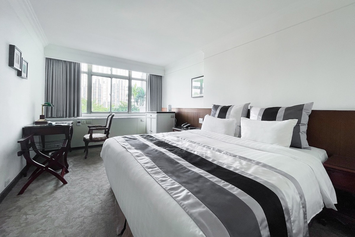 Caja de seguridad en la habitación y escritorio