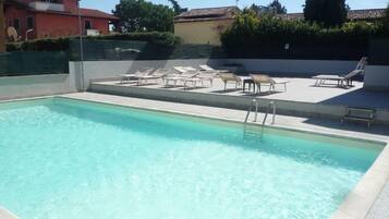 Piscina all'aperto, ombrelloni da piscina, lettini