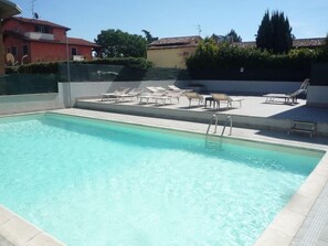 Ulkouima-allas, aurinkovarjoja, aurinkotuoleja