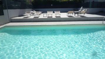 Piscina all'aperto, ombrelloni da piscina, lettini