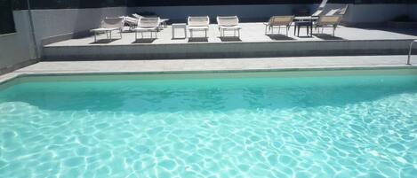 Piscina all'aperto, ombrelloni da piscina, lettini