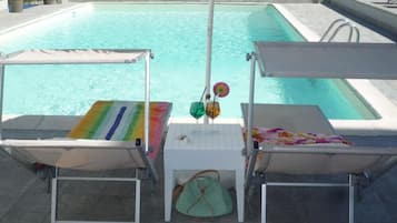 Außenpool, Sonnenschirme, Liegestühle