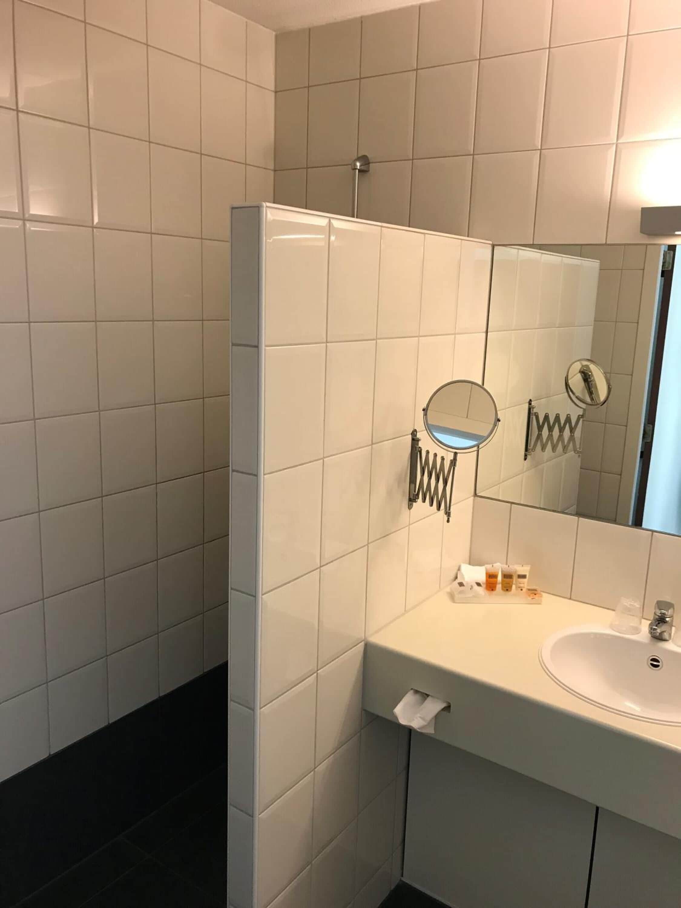 deluxe double room | bathroom | free toiletries, hair dryer, towels