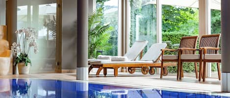 Piscine couverte, parasols de plage, chaises longues