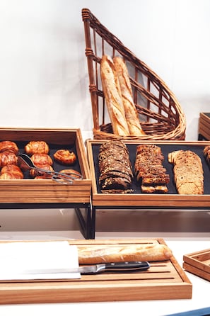 TĂ€gliches FrĂŒhstĂŒcksbuffet (27 EUR pro Person)