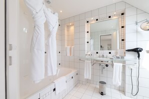 Đồ dùng nhà tắm được thiết kế riêng, máy sấy tóc, áo choàng tắm 