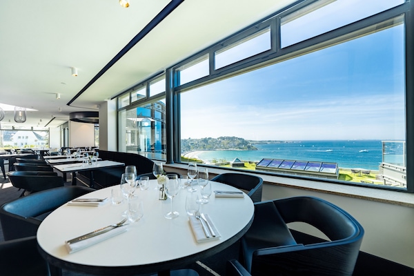 Petit déjeuner, déjeuner et dîner servis sur place