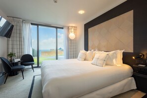 Standaard kamer (Ground Floor Sea Side) | Luxe beddengoed, pillowtop-bedden, een gratis minibar