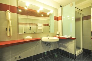 Shower, pengering rambut, kloset, dan handuk