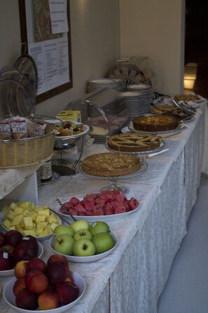 Free daily buffet breakfast  - Hotel Enrichetta (Desenzano del Garda)