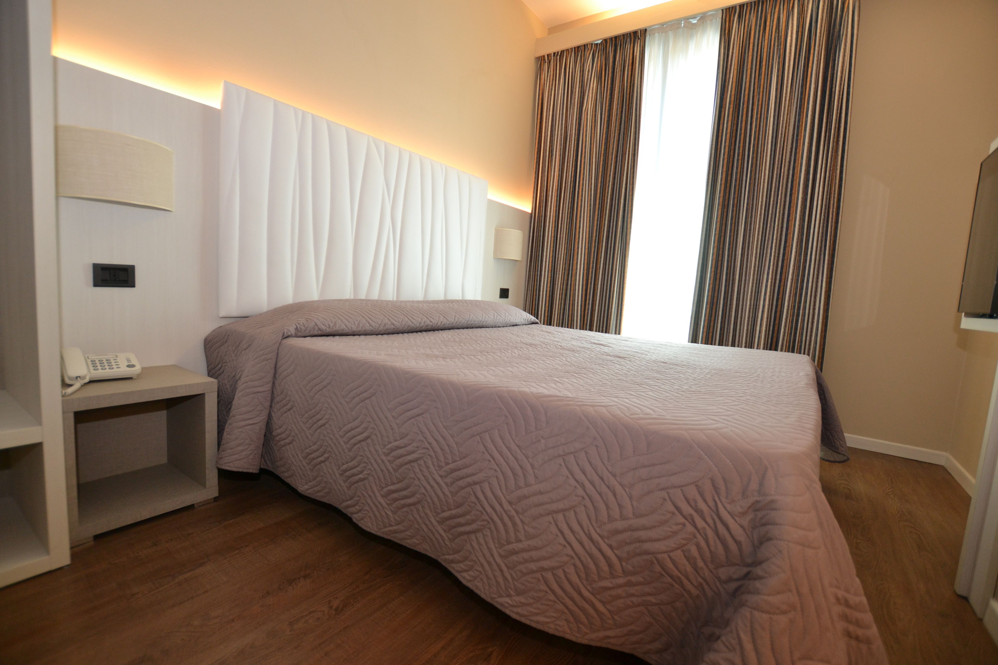 Minibar, caja de seguridad en la habitación y escritorio 