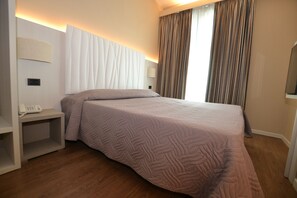 Minibar, safe på rommet, skrivebord og lydisolert