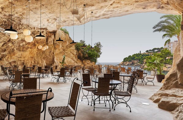 Outdoor dining - Globales Apartamentos Cala Viñas Adults Only + 16 (Calvia)