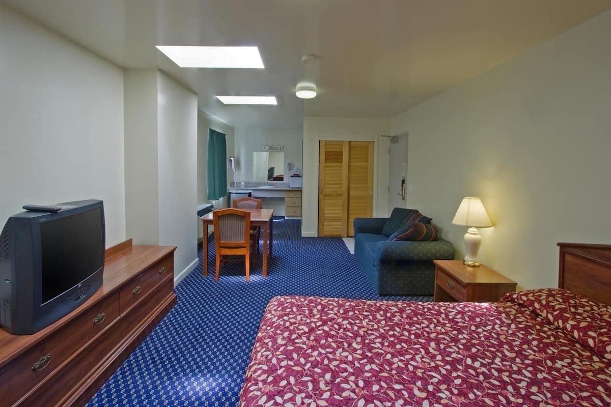 Desk, soundproofing, cribs (surcharge), rollaway beds (surcharge)