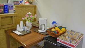 Habitación, 1 cama King size, para no fumadores | Área de desayuno