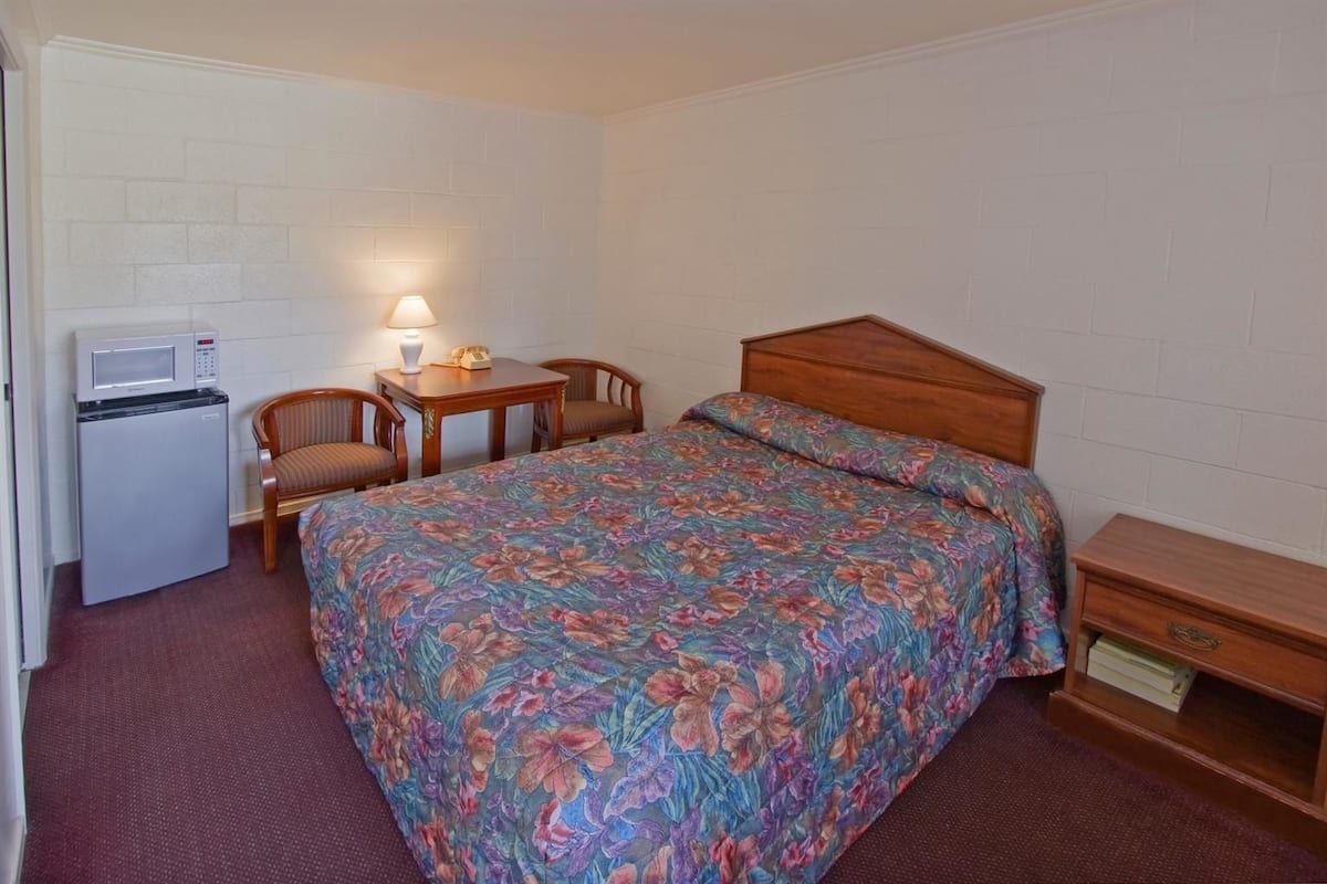 Desk, soundproofing, cribs (surcharge), rollaway beds (surcharge)