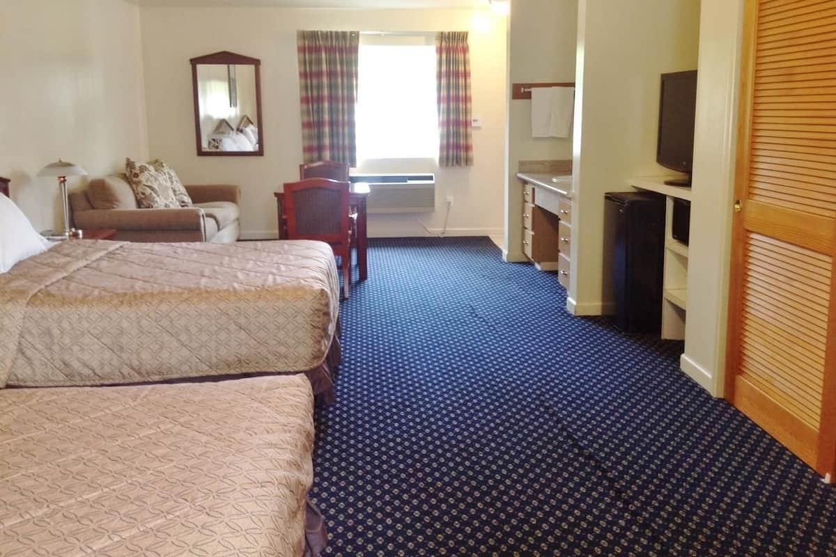 Desk, soundproofing, cribs (surcharge), rollaway beds (surcharge)