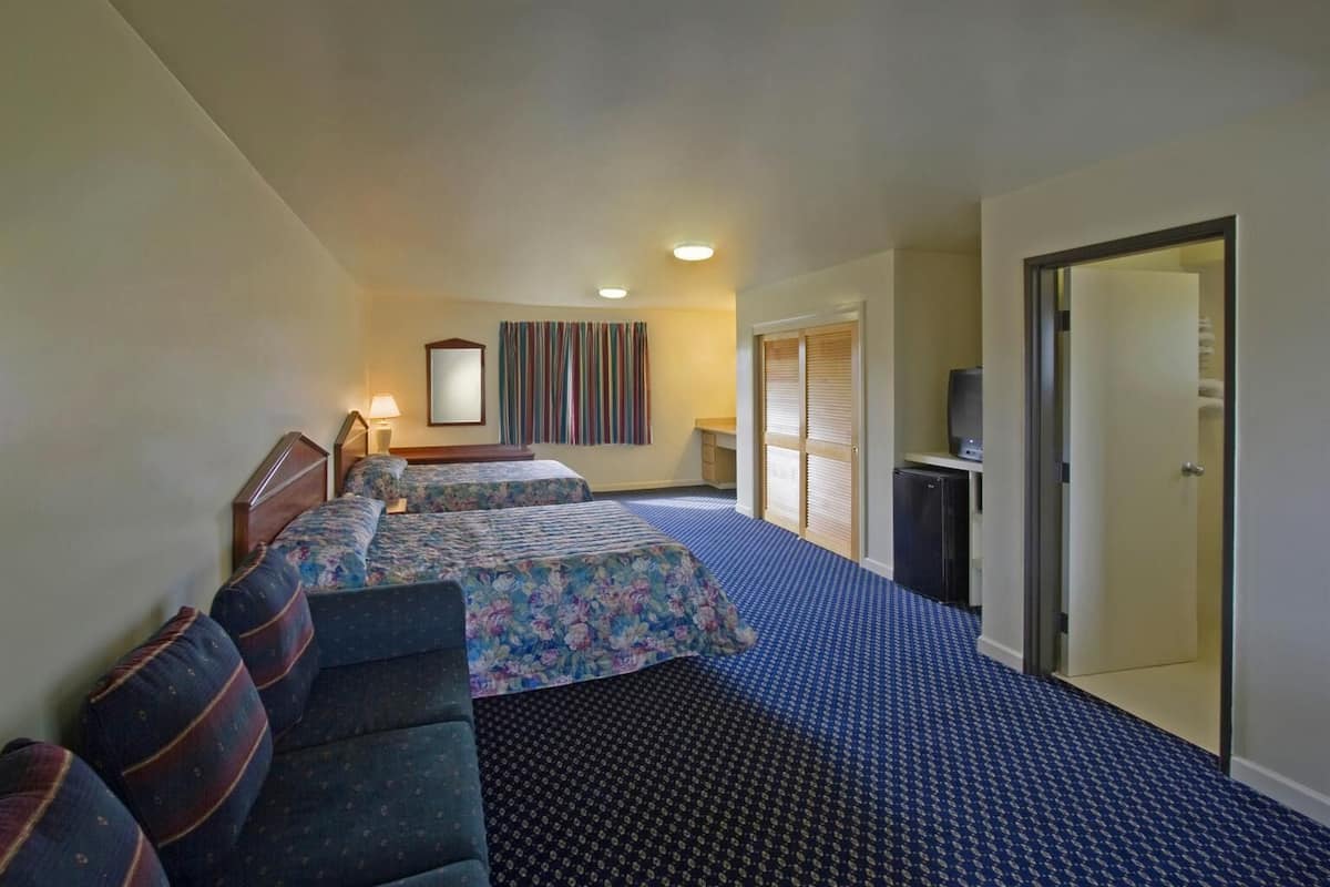 Desk, soundproofing, cribs (surcharge), rollaway beds (surcharge)