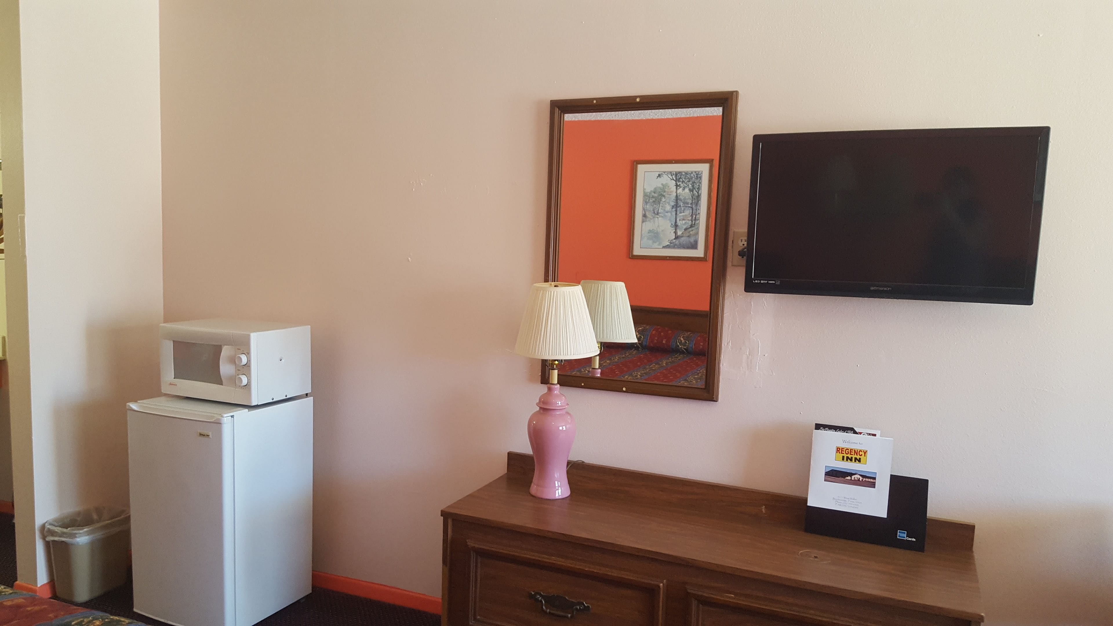Habitación estándar, 1 cama de matrimonio grande, fumadores | Decoración individual, mobiliario individual, cortinas opacas