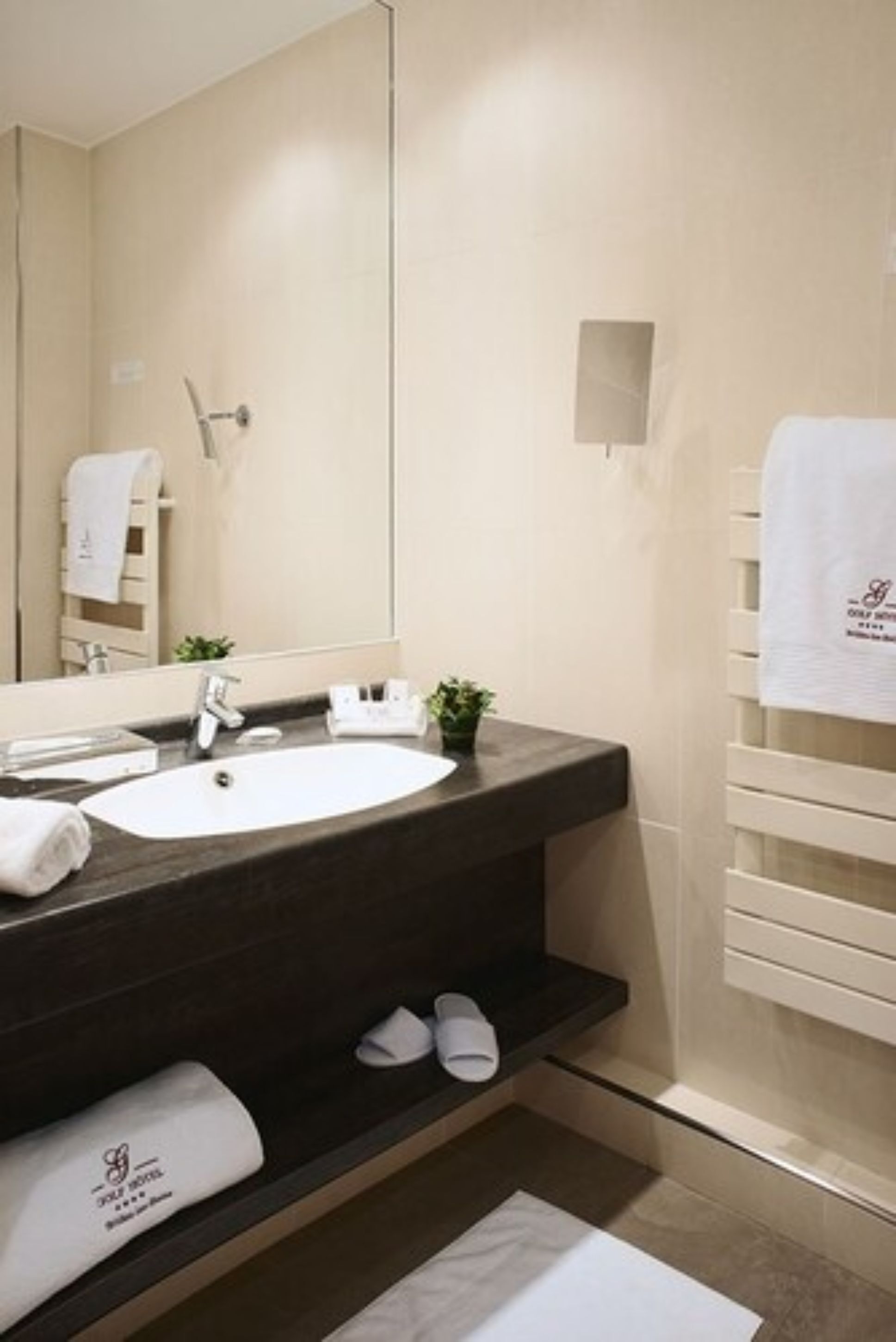 superior room | in-room safe, individually decorated, individually furnished, desk