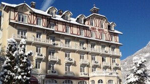 A multi-story hotel with a classic architectural style, featuring balconies and a prominent entrance. - Golf Hôtel (Brides-les-Bains)