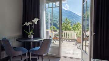 Family Room | In-room safe, individually decorated, individually furnished, desk