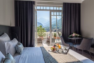 Habitación familiar | Caja fuerte, decoración individual, mobiliario individual y escritorio