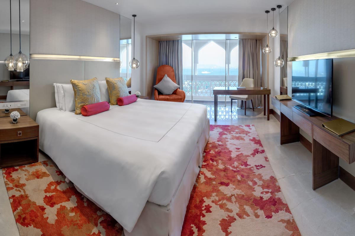 Deluxe Room Sea View | 1 bedroom, premium bedding, minibar, in-room safe