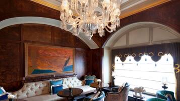 3 bars/lounges
