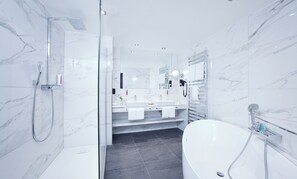 Estudi en suite júnior | Bany | Assecador de cabells, barnussos, sabatilles i tovalloles 